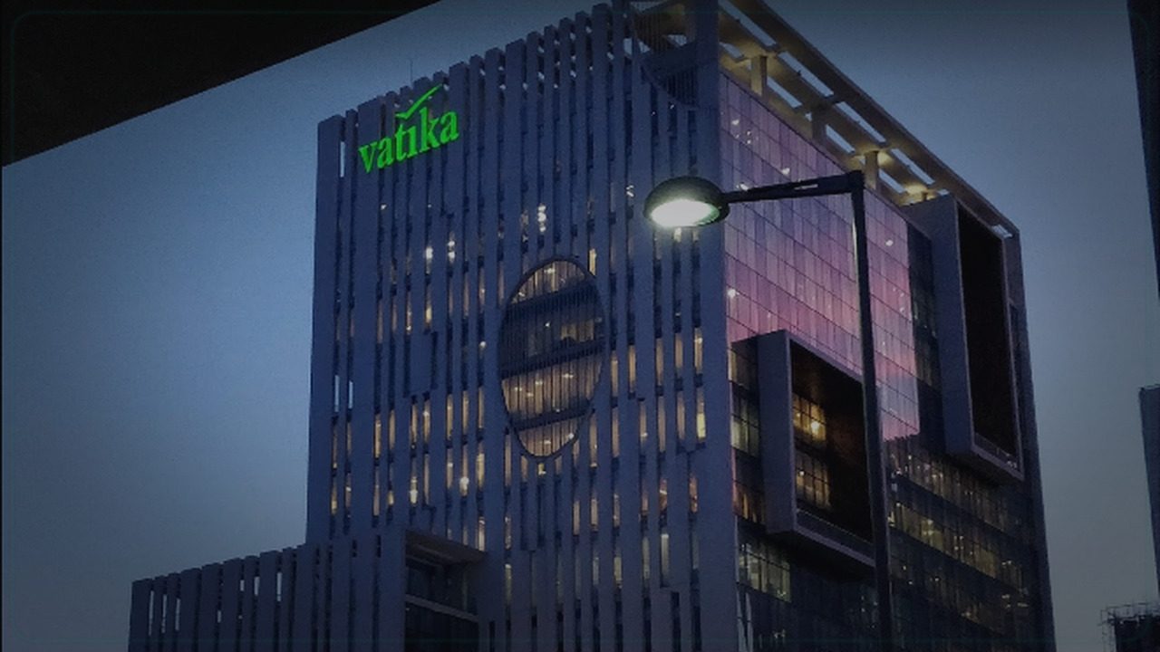 Faridabad India skyline themed Pine Script service cover with dark market grading